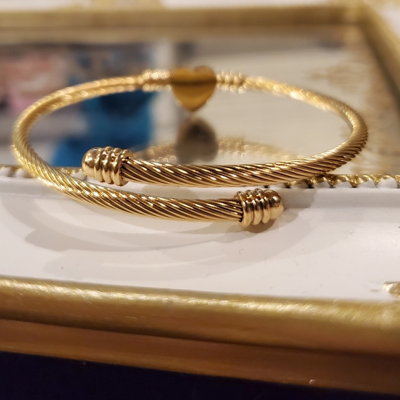 💛Gold initial C heart charm bracelet - Picture 5 of 7